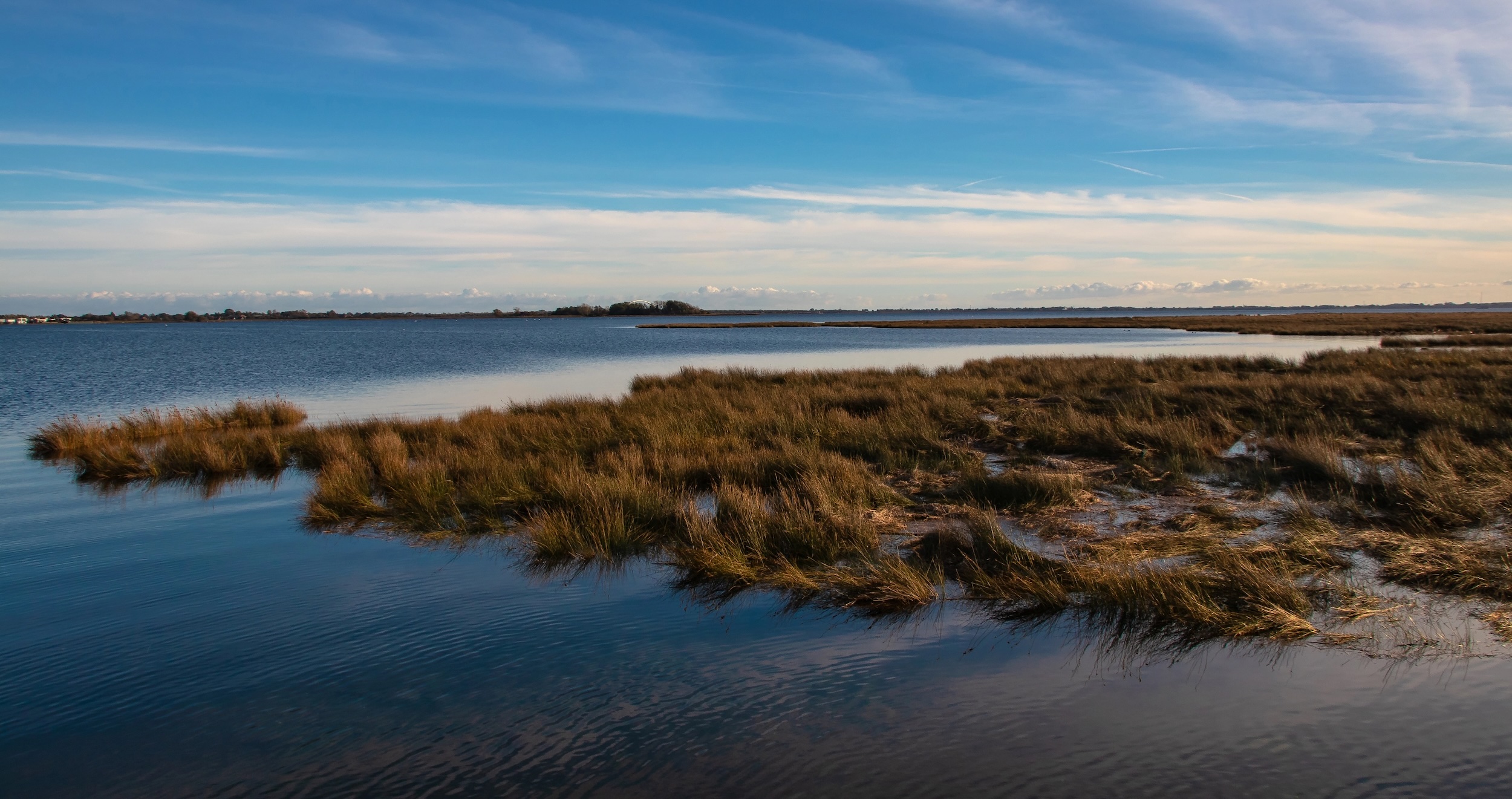 Vista panorámica de la bahía del Delta del Ebro al atardecer